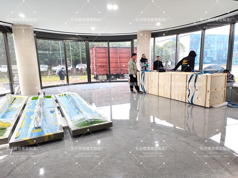 今日，五座精品桥梁模型运抵安装，匠心工艺获赞